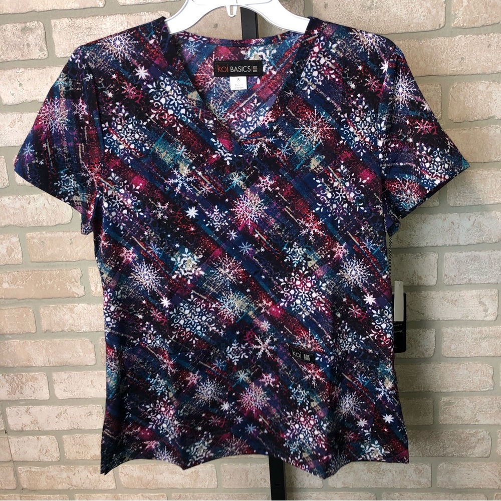 NWT Koi Basics Multi Color Snowflake Print short sleeve scrub top